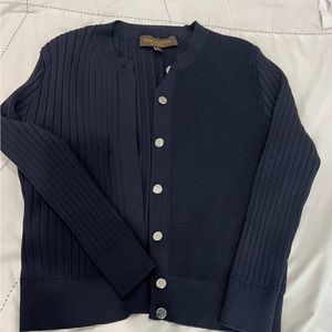 Beautiful Louis Vuitton carding size S, fits M. Good condition.